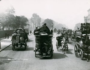 Hästdragen trafik på en trafikerad väg av English Photographer