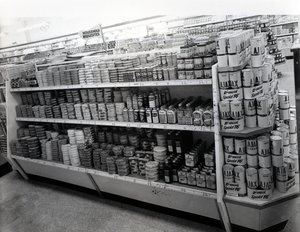 Husholdningsartikler midtergang, Woolworths butik, 1956 sverige av English Photographer