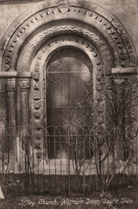 Iffley Church, Norman Door, South Side (s/v foto) av English Photographer