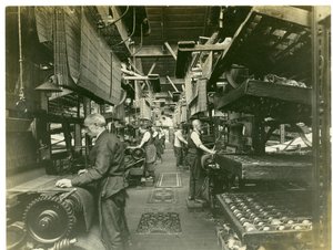 Jacquardvävning, Hughes fabrik nr 2, 1923 av English Photographer