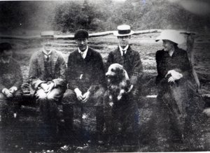 James och Lytton Strachey med Thoby, Adrian och Virginia Stephen i Fritham, Hampshire, 1901 av English Photographer