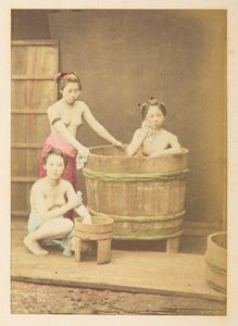 [Japanska] Flickor som badar, Studiotablå av tre halvnakna unga japanska kvinnor, poserade i och runt ett cirkulärt träbadkar,  Fotograf: Okänd  Lucas Collection: Fotografiskt rekord från Charles James och Morton P, Lucas världsturné av English Photographer