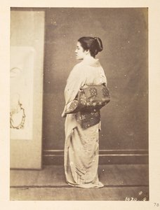 Japansk kvinna i traditionell klädsel, Fotograf: Okänd  Lucas Collection: Fotografiskt rekord från Charles James och Morton P, Lucas världsturné av English Photographer