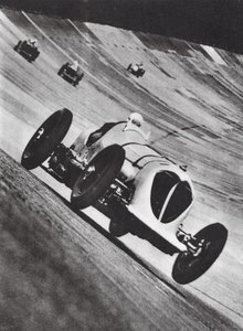 John Cobbs Napier-Railton tävlar på Brooklands (svartvitt foto) av English Photographer