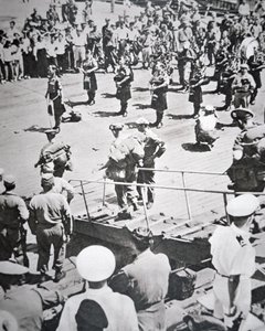 Kiltpipare spelar i land från 1:a bataljonen Argyll och Sutherland Highlanders från HMS Ceylon vid Pusan, 29 augusti 1950 (s/v foto) av English Photographer