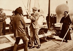 Kung Edward VIII testar en japansk fäkthjälm, 1922 av English Photographer
