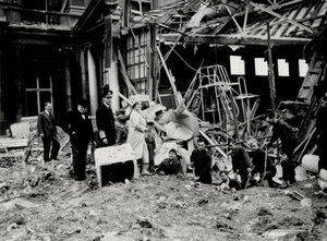 Kung George VI och drottning Elizabeth, tillsammans med Winston Churchill, undersöker bombskador, förmodligen på Buckingham Palace (s/v foto) av English Photographer