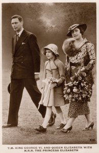 Kung George VI och drottning Elizabeth med sin dotter prinsessan Elizabeth (senare drottning Elizabeth II) (s/v foto) av English Photographer