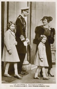 Kung George VI och drottning Elizabeth med sina döttrar, prinsessorna Elizabeth och Margaret (s/v foto) av English Photographer