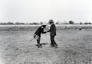 Kung Georg V hälsar på Maharadjan av Nepal av English Photographer