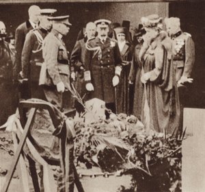 Kung George V hyllar sjuksköterskan Edith Cavells grav i Belgien (s/v foto) av English Photographer