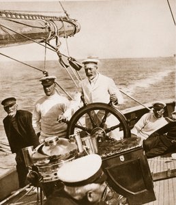 Kung George vid rodret för sin yacht Britannia, 1920-30-talet av English Photographer