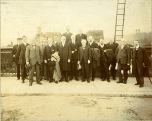 Ombyggnad av Kirkstall Bridge, invigd av Alderman F. M. Lupton, J.P., 28 juni 1912 (svartvitt foto) av English Photographer