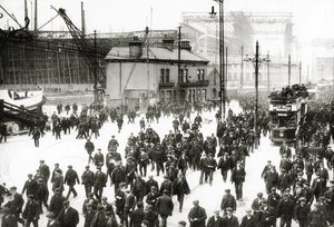 Avstängningstid vid Harland and Wolff-varvet, Belfast, Irland med Titanic under konstruktion i bakgrunden, 1910-11 av English Photographer