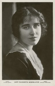 Lady Elizabeth Bowes-Lyon (s/v foto) av English Photographer