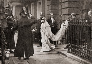 Lady Elizabeth Bowes Lyon på väg till sitt bröllop den 26 april 1923 med H.R.H. Hertigen av York, senare kung George VI, från The Story of Twenty Five Years, publicerad 1935 av English Photographer