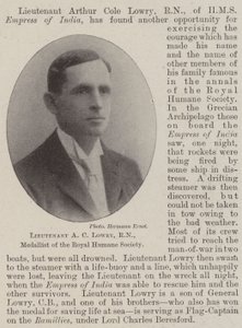 Löjtnant A C Lowry, RN, medaljör i Royal Humane Society av English Photographer
