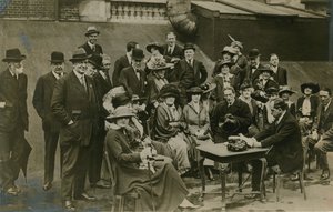 Lyssna på Sir James Barrie läsa The Admirable Crichton på Wyndhams tak 1912 av English Photographer