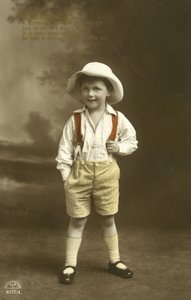 Liten pojke i röda hängslen (färg litho) av English Photographer