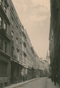 Lombard Street, London; fotografera; daterad juni 1885 av English Photographer