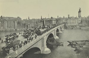 London Bridge: hästdragna omnibusar och vagn, såväl som fotgängare, korsar bron, 1895 av English Photographer