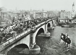 London Bridge: hästdragen trafik på bron, 1895 av English Photographer