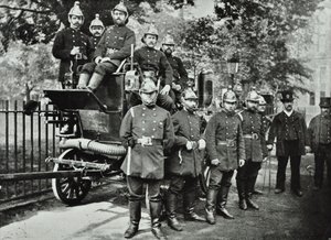London Fire Brigade: grupp brandmän, med motor och kranar, 1895 av English Photographer
