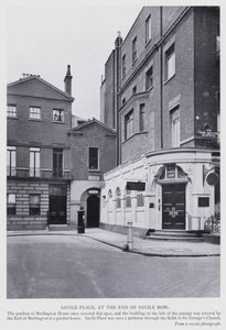 London: Savile Place, i slutet av Savile Row (s/v foto) av English Photographer