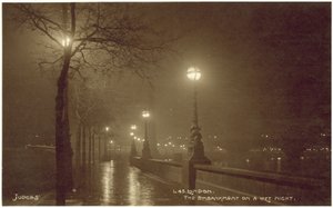 London, Embankment under en regnig natt (svartvitt foto) av English Photographer