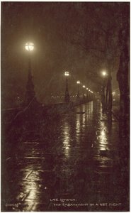 London, Embankment under en regnig natt (svartvitt foto) av English Photographer