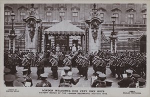 London välkomnar sina alldeles egna pojkar, segermarsch av Londonregementena, 5 juli 1919 (s/v foto) av English Photographer