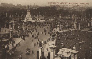 Londons Great Victory March, fågelperspektiv vid Victoria Memorial (s/v foto) av English Photographer