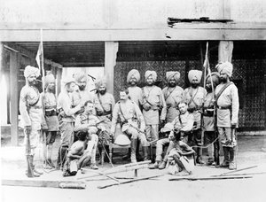 Lord Henry Rawlinson med sikhiska officerare och tillfångatagna burmesiska stammän, ca 1886