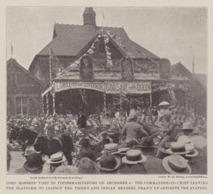 Lord Roberts besök i Pietermaritzburg den 4 december, överbefälhavaren lämnar plattformen för att inspektera trupperna och indiska bärare, uppställda mittemot stationen av English Photographer