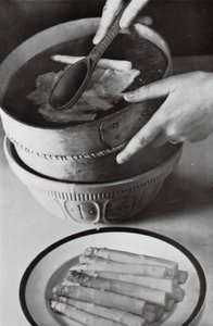 Tillagning av grönsakssoppa (svartvitt foto) av English Photographer