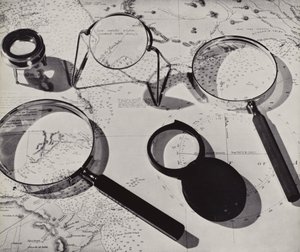 Karta och förstoringsglas (svartvitt foto) av English Photographer