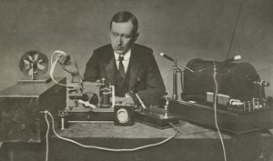 Marconi med en tidig trådlös apparat (s/v foto) av English Photographer