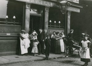 Män, kvinnor och barn utanför en krog i London av English Photographer
