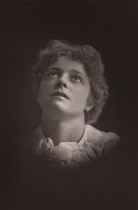 Miss Olga Brandon av English Photographer
