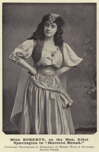 Miss Roberts, som Hon Ethel Sportington i Marocko Bound av English Photographer