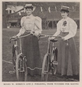 Missar W Roberts och J Fielding, pristagare för racing av English Photographer