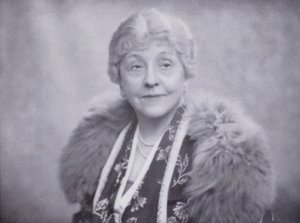 Fru Laura Henderson, ägare till Windmill Theatre, Piccadilly, London (foto) av English Photographer