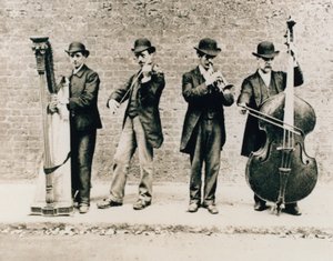 Musiker i Greenwich 1884 av English Photographer