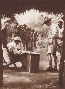 Infödda arbetare som står i kö för att få betalt i den afrikanska bushen (s/v foto) av English Photographer