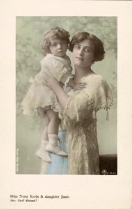 Nora Kerin, engelsk scenskådespelerska och hennes dotter Joan (färgad bild) av English Photographer