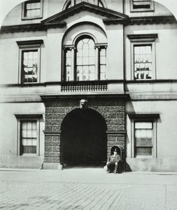 Northumberland House, Charing Cross, Westminster LB: innergård, 1880 av English Photographer