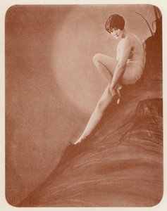 Nudistisk konst: Coquettish (svartvitt foto) av English Photographer
