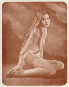 Nudistkonst: Dolores (svartvitt foto) av English Photographer