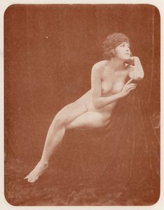 Nudistisk konst: Eftertänksam (svartvitt foto) av English Photographer
