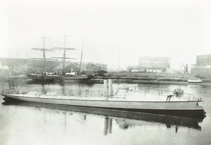 En av de tre torpedbåtar som byggdes för den portugisiska regeringen, London, 1881 av English Photographer